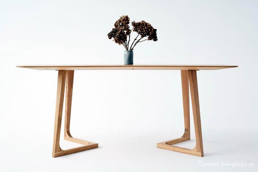 Небольшой стол в скандинавском стиле