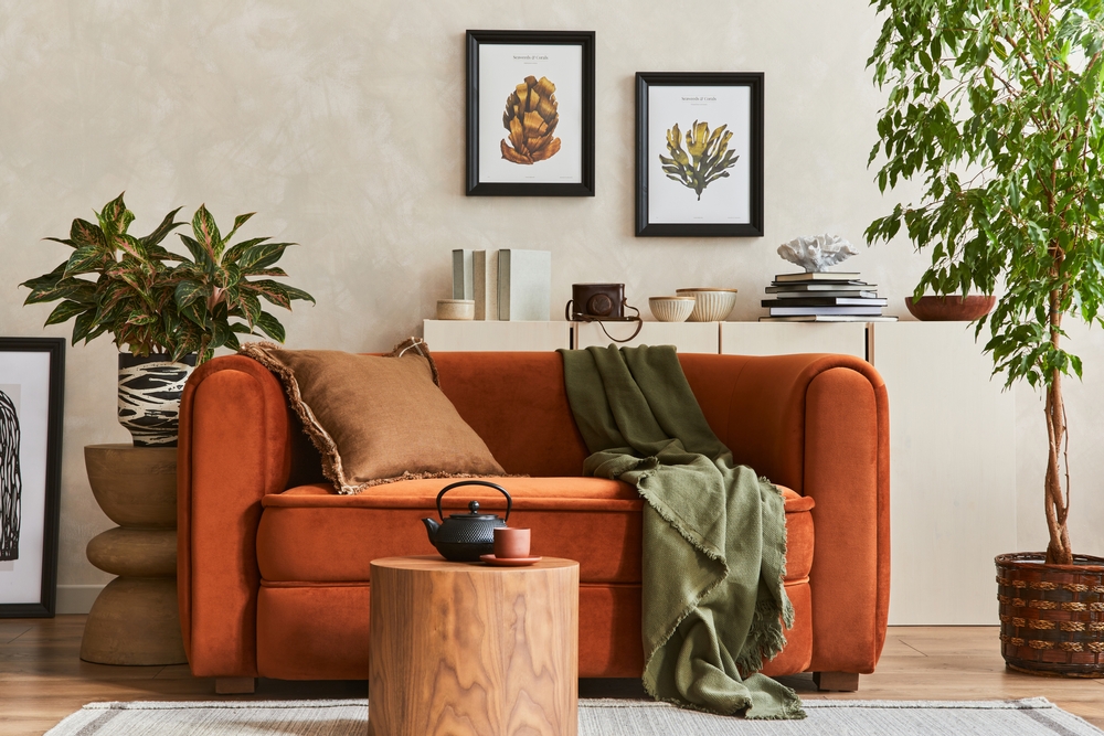 комната, наполненная одними из лучших цветов, сочетающихся с ярко-оранжевым, в гостиной с коричневым и серым