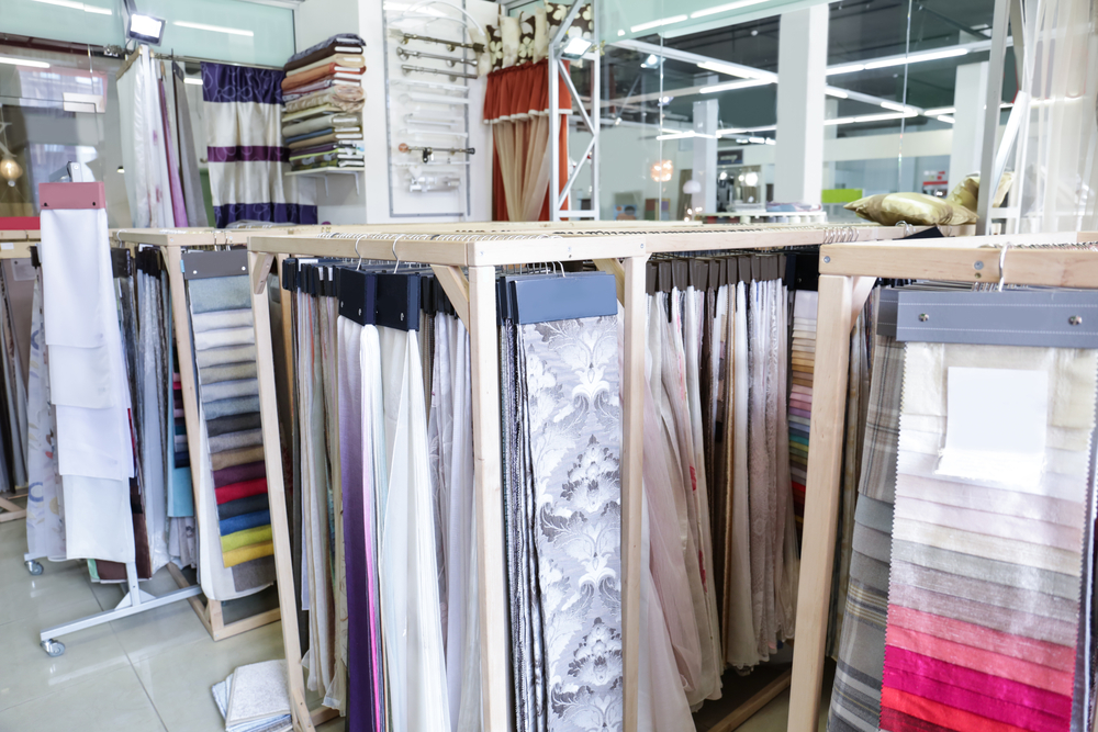 Различные типы штор в основном нейтральных и простых узоров в магазине