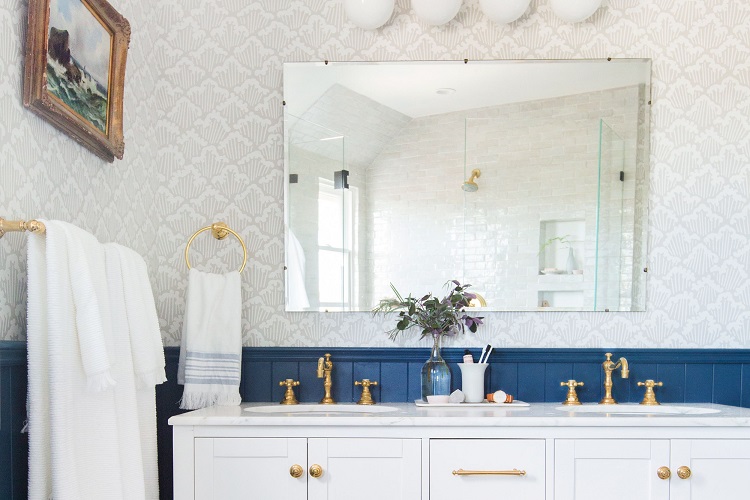 Современная ванная комната с зеркалом на клипсах