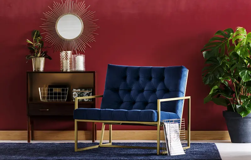 Темно-синее кресло с красной стеной в гостиной