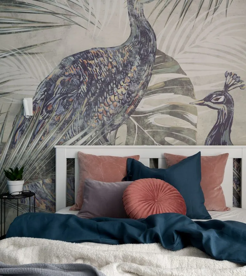 причудливая настенная роспись в спальне с розовым и бирюзовым павлином и синими постельными принадлежностями