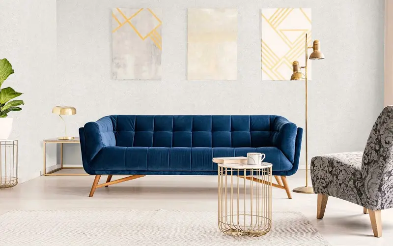 Темно-синий диван и золотые детали интерьера