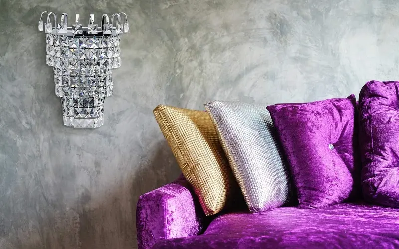 Серебряные подушки на фиолетовом диване