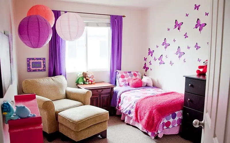 Спальня маленькой девочки с фиолетовыми и коралловыми деталями