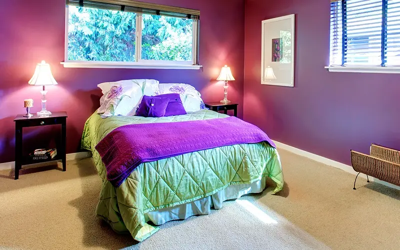Фиолетово-лаймовые детали спальни