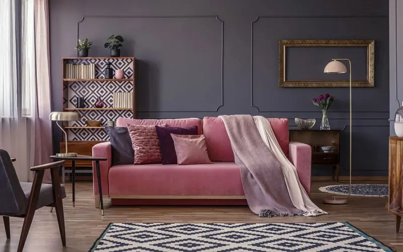 Розовый диван с фиолетовыми подушками